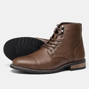 Vista lateral de botas Martin vintage marrones para hombre con acabado texturizado