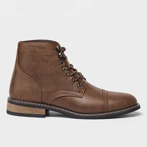 Vista lateral de botas de trabajo para hombre en cuero marrón retro con puntera reforzada