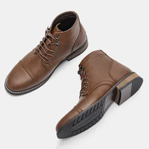 Detalle de botas de trabajo vintage marrón para hombre con suela de goma muy resistente