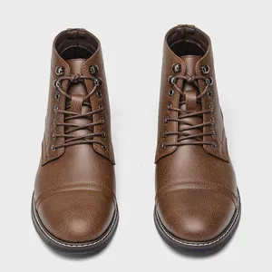 Vista superior de botas de trabajo para hombre en color marrón con puntera y cordones