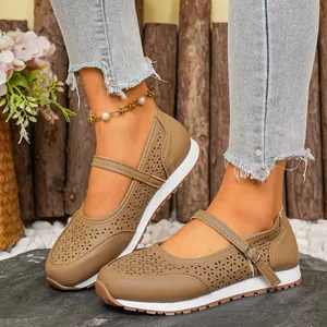 Primer plano de zapatos Mary Jane caqui con calados láser y correa ajustable