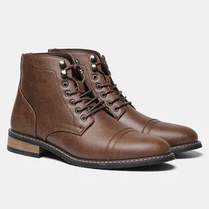 Vista lateral detallada de botas de trabajo de cuero marrón con cremallera y costuras