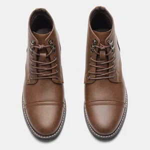 Vista superior detallada de botas Martin vintage marrones para hombre con cordones