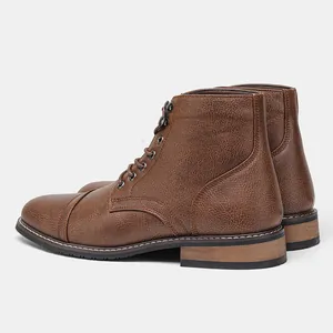 Vista lateral detallada de botas de trabajo de cuero vintage marrón para hombre