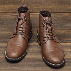 Botas Martin de hombre marrón vintage con textura de cuero y detalle de cordones