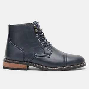 Vista lateral de botas de trabajo vintage azul marino para hombre con cordones y cuero