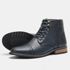 Vista detallada de botas retro azul marino para hombre con textura de cuero y suela