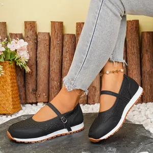 Zapatillas Mary Jane negras transpirables con perforaciones decorativas y hebilla