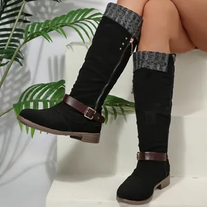 Detailansicht schwarzer Overknee-Stiefel mit braunem Riemen und grauem Strickbund