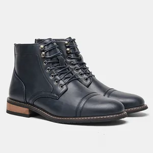 Vista lateral de botas Martin para hombre en azul marino con diseño de cordones