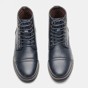 Vista detallada superior de botas de trabajo de cuero azul oscuro vintage para hombres