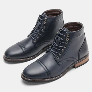 Vista lateral de botas Martin vintage para hombre en azul marino con detalles de cuero