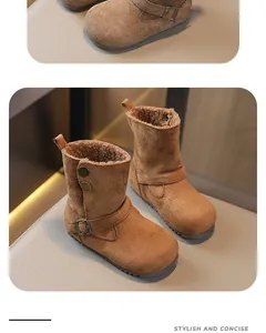 Details brauner gefütterter Kinderstiefel mit warmem Futter und Schnalle