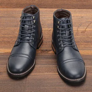 Detalle de botas Martin de cuero azul marino desgastado con cordones estilo vintage