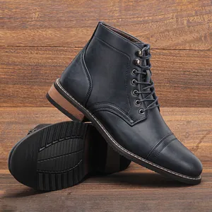 Detalle de botas vintage azul marino para hombre con suela de goma antideslizante y cordones.