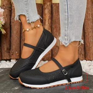 Primer plano de zapatos Mary Jane negros transpirables con tacón de 2,5 cm.