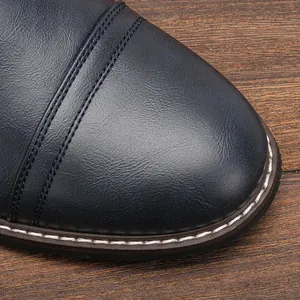 Primer plano del detalle de la puntera de cuero azul marino de botas de trabajo