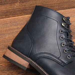 Primer plano de botas Martin vintage para hombre en azul marino con textura de piel y ojales.