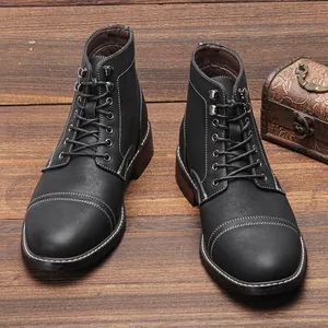 Vista detallada de botas de trabajo para hombre en cuero negro retro con costuras blancas