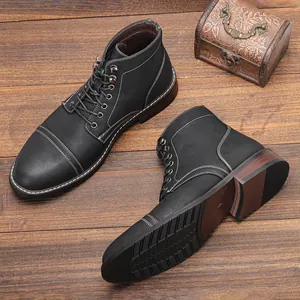 Detalle de botas de trabajo negras vintage para hombre con costuras blancas y suela de goma