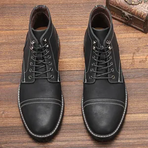 Vista superior de botas Martin de cuero negro para hombre con costuras en contraste