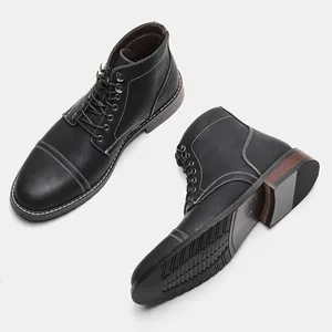 Vista detallada de botas Martin vintage de cuero negro para hombre con textura de suela