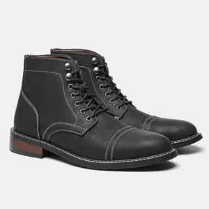 Vista detallada de botas de trabajo negras para hombre con costuras blancas en contraste