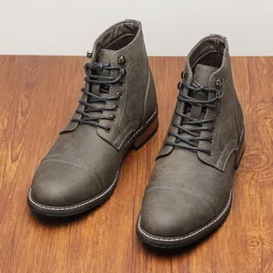 Vista detallada de las botas de trabajo de cuero desgastado retro para hombre