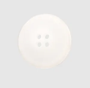 Vista macro di un bottone in resina bianco traslucido a quattro fori di lusso