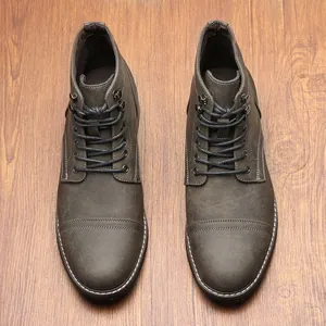 Vista superior detallada de botas Martin de cuero marrón retro para hombre con cordones