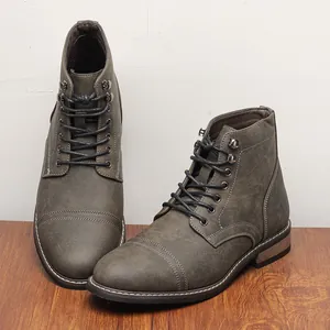 Primer plano de la textura de las botas Martin retro para hombre en verde oliva.