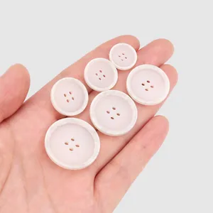 Bottoni decorativi in resina di alta qualità per abbigliamento in varie dimensioni.