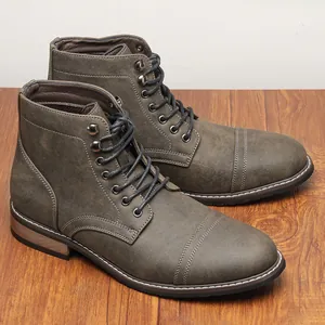 Primer plano de botas Martin vintage para hombre en cuero con detalles de costura.