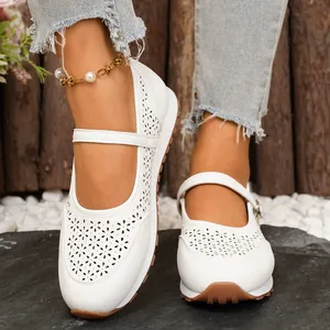 Zapatos Mary Jane blancos con detalles florales cortados con láser y correa ajustable