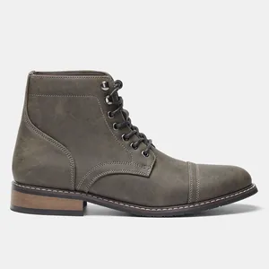 Detalle del perfil lateral de botas de trabajo con cordones para hombre verde oliva
