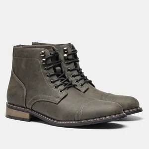 Vista detallada de botas de trabajo retro para hombre en cuero oliva envejecido