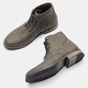 Vista detallada de botas Martin para hombre en cuero envejecido con suela de goma