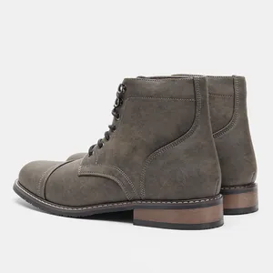 Vista lateral y trasera de las botas de trabajo de cuero gris vintage para hombre