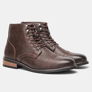 Vista lateral de botas Martin para hombre en cuero marrón retro cepillado con costuras