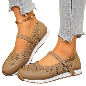 Bailarinas Mary Jane color caqui para mujer con diseño calado láser floral y hebilla.