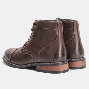 Detalle de las botas retro de cuero marrón para hombre con costuras rojas decorativas
