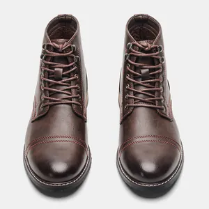 Vista superior de botas de trabajo de cuero marrón vintage con costuras rojas