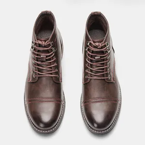 Vista superior de botas Martin de cuero marrón retro para hombre con pespuntes rojos
