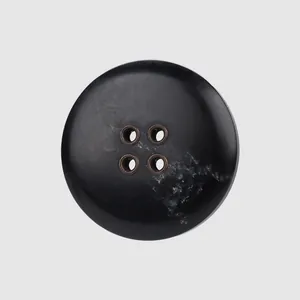 Luxe zwarte hars knoop met vier metalen oogjes voor decoratieve kledingstukken en modegebruik