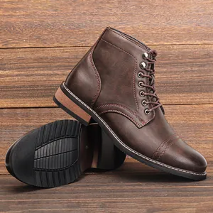 Vista detallada del lateral y la textura de la suela de botas retro de hombre