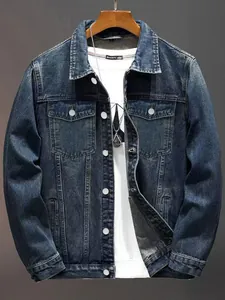 Vue détaillée d'une veste en jean bleu foncé vintage américaine avec col et boutons classiques.