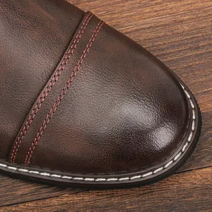 Primer plano macro de bota de cuero envejecido con costuras rojas y detalles de textura