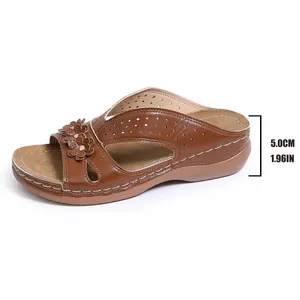 Sandalias de cuña con plataforma marrones para mujer con tacón de 5 cm.