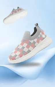 Vista dettagliata delle sneakers slip-on flyknit a scacchi rosa e grigi per bambini.