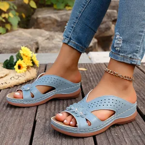 Vista detallada de sandalias de cuña azul claro para mujer con flores y suela de plataforma.